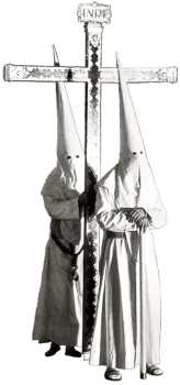 Dos cofrades con la cruz durante la estacion penitencial.